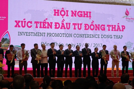 Ông Fung Kai Jin, Phó Tổng giám đốc VPBank cùng lãnh đạo các ngân hàng trao thỏa thuận vay vốn cho các doanh nghiệp