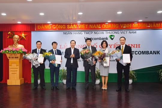 Lãnh đạo NHNN chúc mừng 5 nhân sự cấp cao của Vietcombank vừa được bổ nhiệm -Ảnh: VCB
