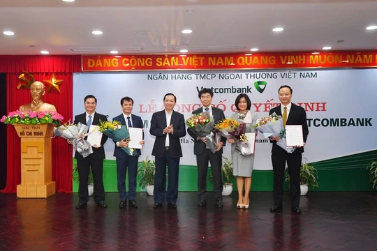 Lãnh đạo NHNN chúc mừng 5 nhân sự cấp cao của Vietcombank vừa được bổ nhiệm -Ảnh: VCB