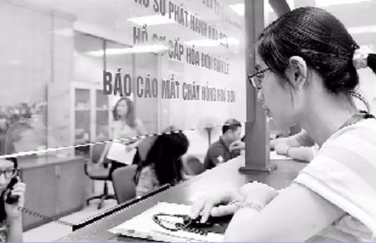 Doanh nghiệp đang làm thủ tục tại cơ quan thuế. Ảnh: Ngọc Thắng.