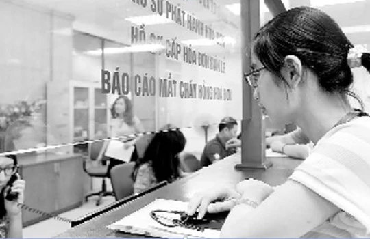 Doanh nghiệp đang làm thủ tục tại cơ quan thuế. Ảnh: Ngọc Thắng.