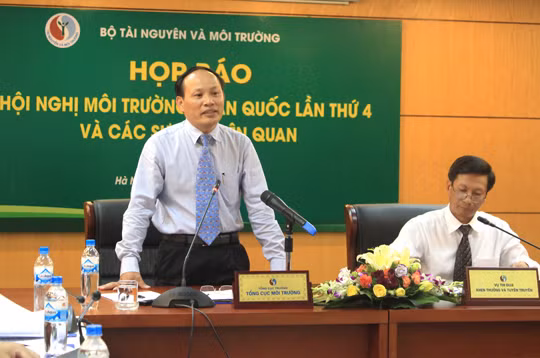 Ông Nguyễn Văn Tài - Tổng cục trưởng Tổng cục Môi trường trả lời tại một cuộc họp báo của Bộ Tài nguyên và Môi trường.