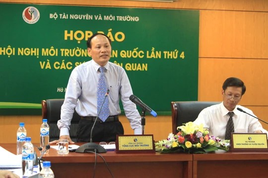 Ông Nguyễn Văn Tài - Tổng cục trưởng Tổng cục Môi trường trả lời tại một cuộc họp báo của Bộ Tài nguyên và Môi trường.