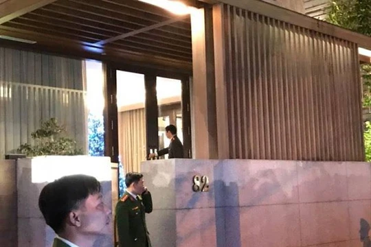 Công an đang khám nhà ông Vũ "nhôm" - Ảnh: ĐOÀN CƯỜNG