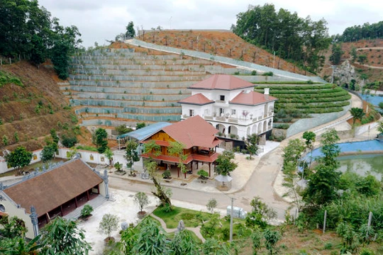 Khu biệt phủ của gia đình giám đốc Sở TN&MT tỉnh Yên Bái - Ảnh: Tuổi trẻ