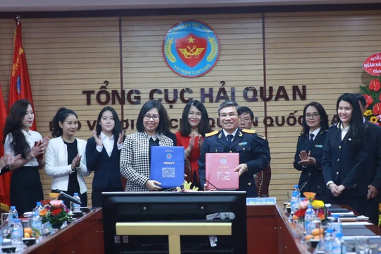 Bà Nguyễn Thu Hoa, Phó Tổng Giám đốc LienVietPostBank, đại diện LienVietPostBank,và ông Nguyễn Danh Thái, Phó Tổng cục trưởng Tổng cục Hải quan (đại diện Tổng cục Hải quan) tham gia ký kết thỏa thuận hợp tác. 