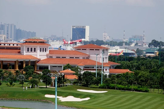 "Đẳng cấp" vừa ngằm máy bay vừa… đánh golf!