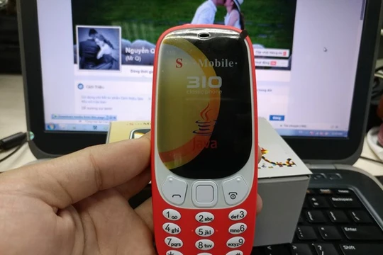 Mẫu di động bị cho là "nhái" kiểu dáng của Nokia 3310. Ảnh: Nguyễn Quân.