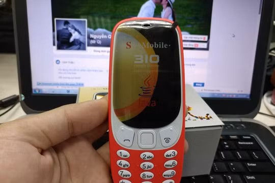 Mẫu di động bị cho là "nhái" kiểu dáng của Nokia 3310. Ảnh: Nguyễn Quân.