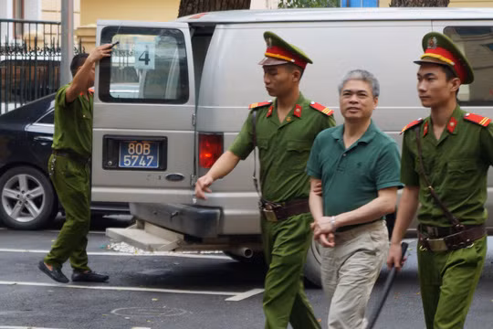Nguyễn Xuân Sơn được dẫn giải đến tòa - Ảnh: T.L.