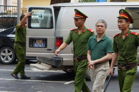 Nguyễn Xuân Sơn được dẫn giải đến tòa - Ảnh: T.L.