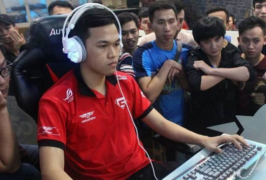 Chim Sẻ Đi Nắng (Nguyễn Đức Bình) khuất phụcShenlong (Thần Long) trong trận chung kết . Ảnh: GameTV.