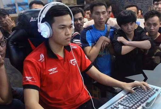 Chim Sẻ Đi Nắng (Nguyễn Đức Bình) khuất phụcShenlong (Thần Long) trong trận chung kết . Ảnh: GameTV.