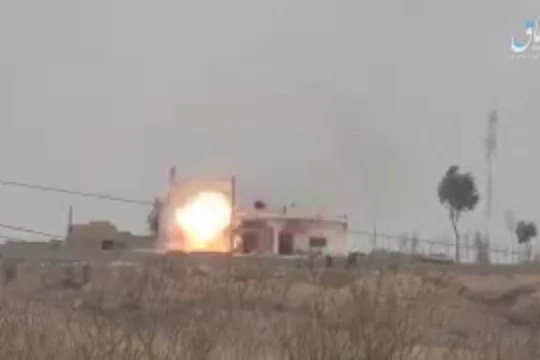 Tên lửa chống tăng IS đánh trúng xe tăng quân đội Syria - ảnh minh họa video Amaq