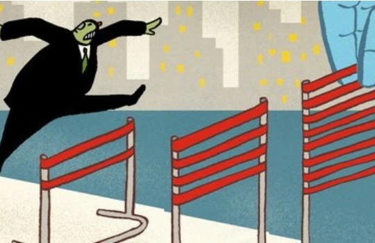 Chủ tịch HSBC - Douglas Flint cũng thông báo hãng đang cân nhắc chuyển trụ sở khỏi Anh. Ảnh: Economist