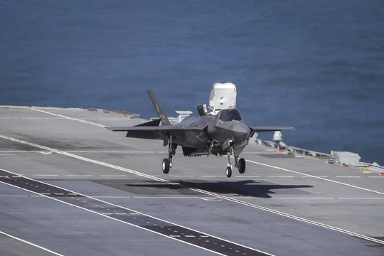 Máy bay tiêm kích tàng hình F-35B trên tàu sân bay Anh Queen Elizabeth. Ảnh Royal Navy