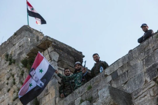 Cờ Syria được các binh sĩ gương cao trên tòa nhà mới chiếm lại
