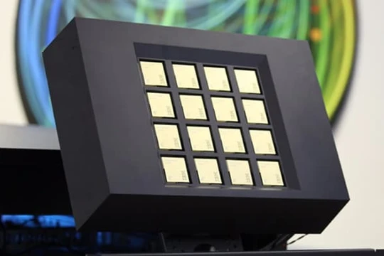 Siêu máy tính mô phỏng não người dựa trên nền tảng 16 chip TrueNorth được sản xuất bởi IBM. Ảnh minh họa: IBM