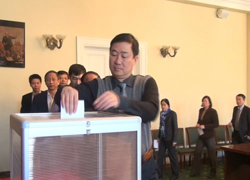 Các bộ cán bộ, nhân viên Đại sứ quán Việt Nam tại LB Nga tham gia quyên góp. Ảnh: Duy Trinh- Cao Cường (P/v TTXVN tại Nga)