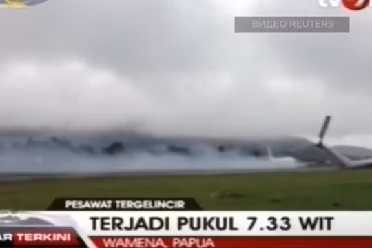 Chiếc máy bay Boeing 737 hạ cánh trên đường băng không có càng sau