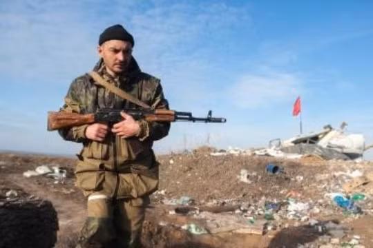 Tay súng ly khai miền đông Ukraine làm nhiệm vụ tại làng Frunze thuộc vùng Lugansk. Ảnh: AFP-TTXVN