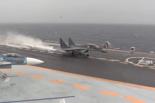 Máy bay chiến đấu Nga xuất kích trên tàu sân bay Đô đốc Kurnestov . Ảnh minh họa video