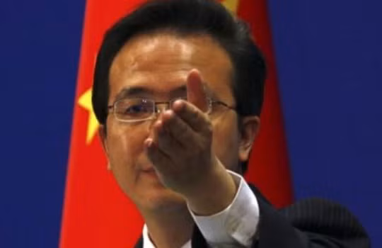 Phát ngôn viên Bộ Ngoại giao Trung Quốc, Hồng Lỗi, ngày 20/3 tuyên bố ‘Chúng tôi hy vọng Mỹ sẽ tôn trọng nghiêm ngặt cam kết không đứng về bên nào trong các tranh chấp chủ quyền lãnh thổ’. Ảnh AFP