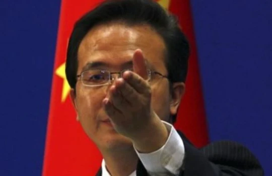 Phát ngôn viên Bộ Ngoại giao Trung Quốc, Hồng Lỗi, ngày 20/3 tuyên bố ‘Chúng tôi hy vọng Mỹ sẽ tôn trọng nghiêm ngặt cam kết không đứng về bên nào trong các tranh chấp chủ quyền lãnh thổ’. Ảnh AFP