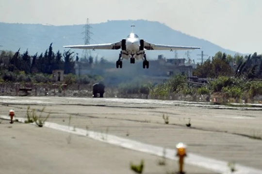 Máy bay chiến đấu Nga xuất kích trên sân bay Khmeimim, đánh phá chiến tuyến lực lượng Hồi giáo cực đoan ở Idlib.