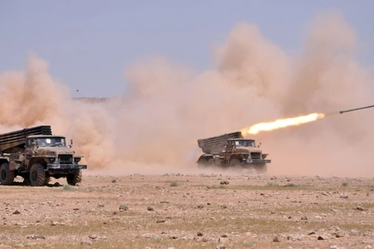 Pháo phản lực quân đội Syria xả đạn vào kẻ thù. Ảnh minh họa: South Front.