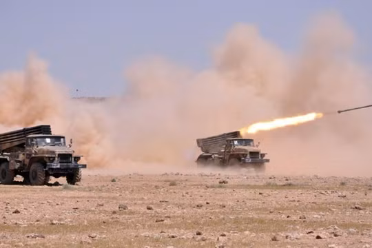 Pháo phản lực quân đội Syria xả đạn vào kẻ thù. Ảnh minh họa: South Front.