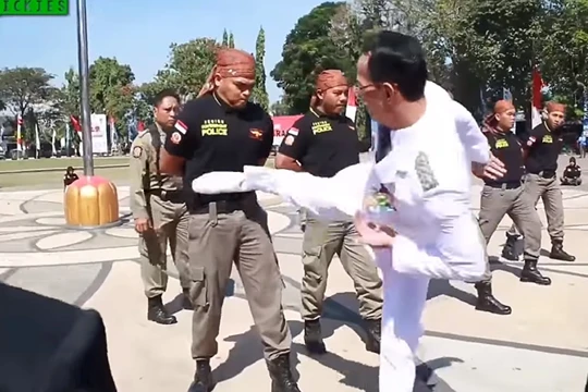 Thị trưởng thành phố Mataram, Indonesia, ông Ahyar Abduh tung cước kiểm tra sức chịu đựng của nhân viên cảnh sát. Ảnh minh họa video