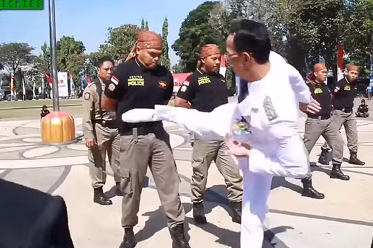 Thị trưởng thành phố Mataram, Indonesia, ông Ahyar Abduh tung cước kiểm tra sức chịu đựng của nhân viên cảnh sát. Ảnh minh họa video