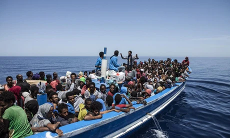 Người nhập cư lênh đênh trên biển bằng những con thuyền thiếu đảm bảo (Ảnh AFP)