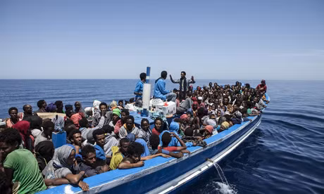 Người nhập cư lênh đênh trên biển bằng những con thuyền thiếu đảm bảo (Ảnh AFP)