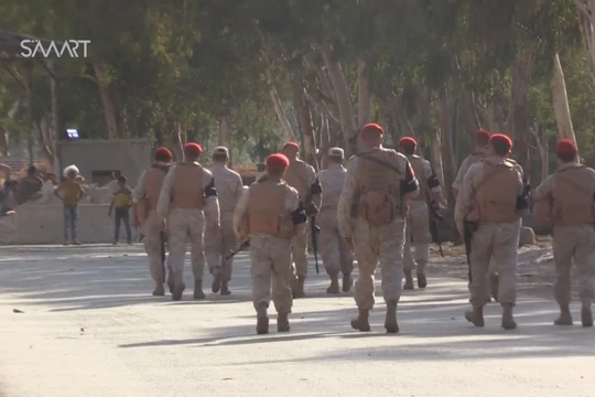 Một đơn vị quân cảnh Nga bảo vệ trạm đàm phán trong vòng vây Rastan tỉnh Homs - ảnh video SMART