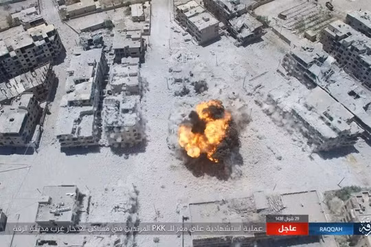 Một vụ đánh bom tự sát VBIED vào lực lượng SDF ở Raqqa