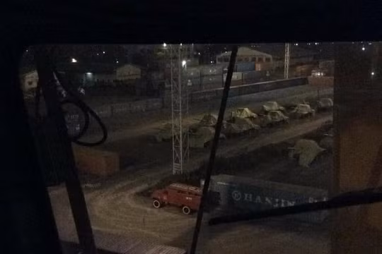 Những chiếc xe tăng T-90S phủ bạt đỗ trên bãi hàng của cảng biển. Ảnh: @WarComissar.