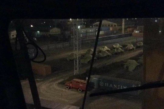 Những chiếc xe tăng T-90S phủ bạt đỗ trên bãi hàng của cảng biển. Ảnh: @WarComissar.