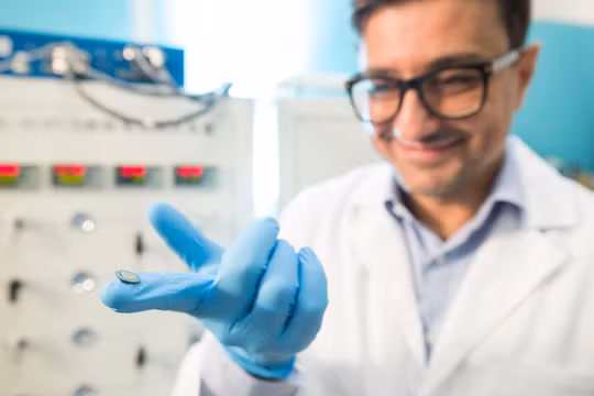 GS Ciucci giới thiệu tế bào pin nhiên liệu gốm proton làm từ D-BFZ. Ảnh Đại học Khoa học và Công nghệ Hồng Kông