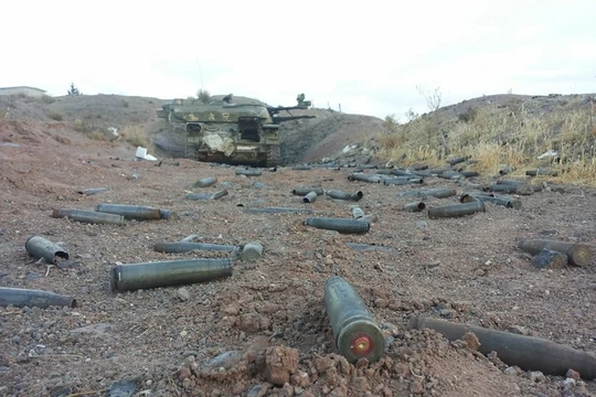 Một xe phòng không tự hành Shilka quân đội Syria đang xả đạn vào phiến quân ở ngoại ô Damascus