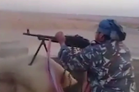 Một tay súng thánh chiến thuộc bộ lạc Euphrates đang thực hiện bắng súng máy PKMS trong lực lượng DMC Ảnh minh họa video