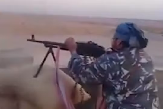 Một tay súng thánh chiến thuộc bộ lạc Euphrates đang thực hiện bắng súng máy PKMS trong lực lượng DMC Ảnh minh họa video