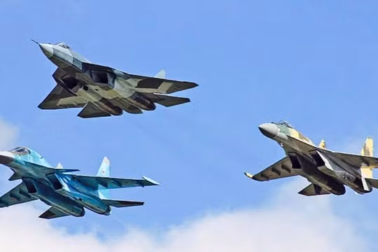 Các máy bay chiến đấu của Sukhoi: Su-57, Su-35S và vịt con Su-34. Ảnh minh họa Military Wach Magazine