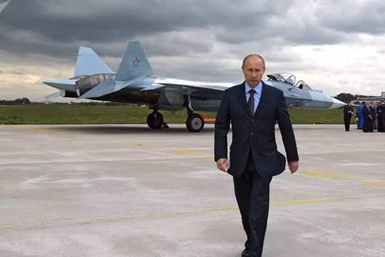 Tổng thống Nga V.Putin kiểm tra chiếc Su-57 (T-50) khi đang đương nhiệm thủ tướng Nga - ảnh Sputnik