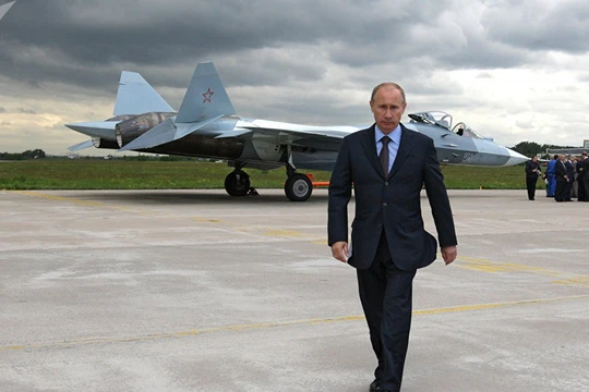 Tổng thống Nga V.Putin kiểm tra chiếc Su-57 (T-50) khi đang đương nhiệm thủ tướng Nga - ảnh Sputnik