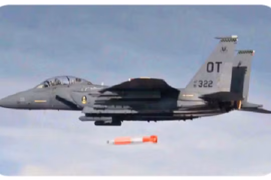 Mỹ thử nghiệm ném bom hạt nhân chiến thuật B-61E. Ảnh South Front