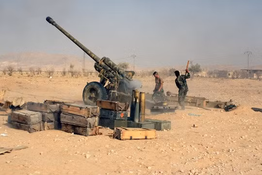 Binh sĩ quân đội Syria nã pháo trên chiến trường tỉnh Homs