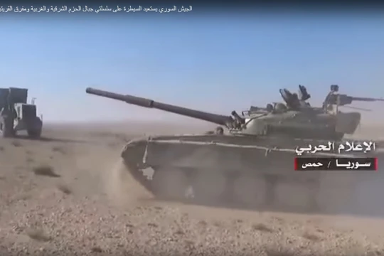 Xe tăng quân đội Syria trên chiến trường Palmyra