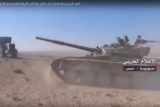 Xe tăng quân đội Syria trên chiến trường Palmyra